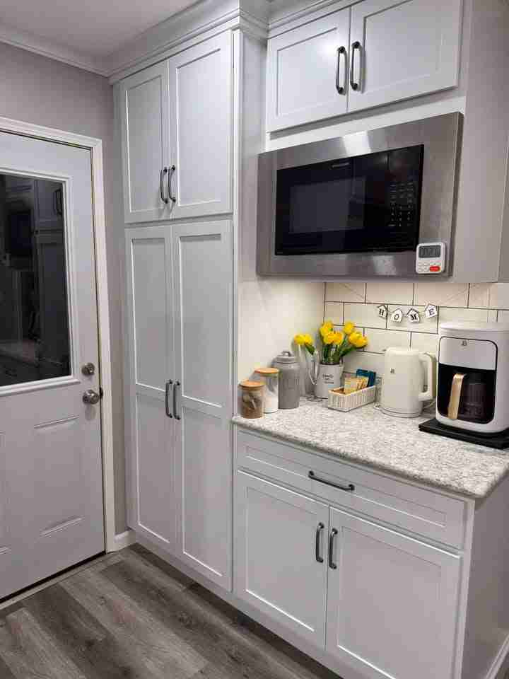 KraftMaid Lyndale maple cabinetry in Dove White with classic 5-piece drawer fronts, paired beautifully with Viatera Everest quartz countertops