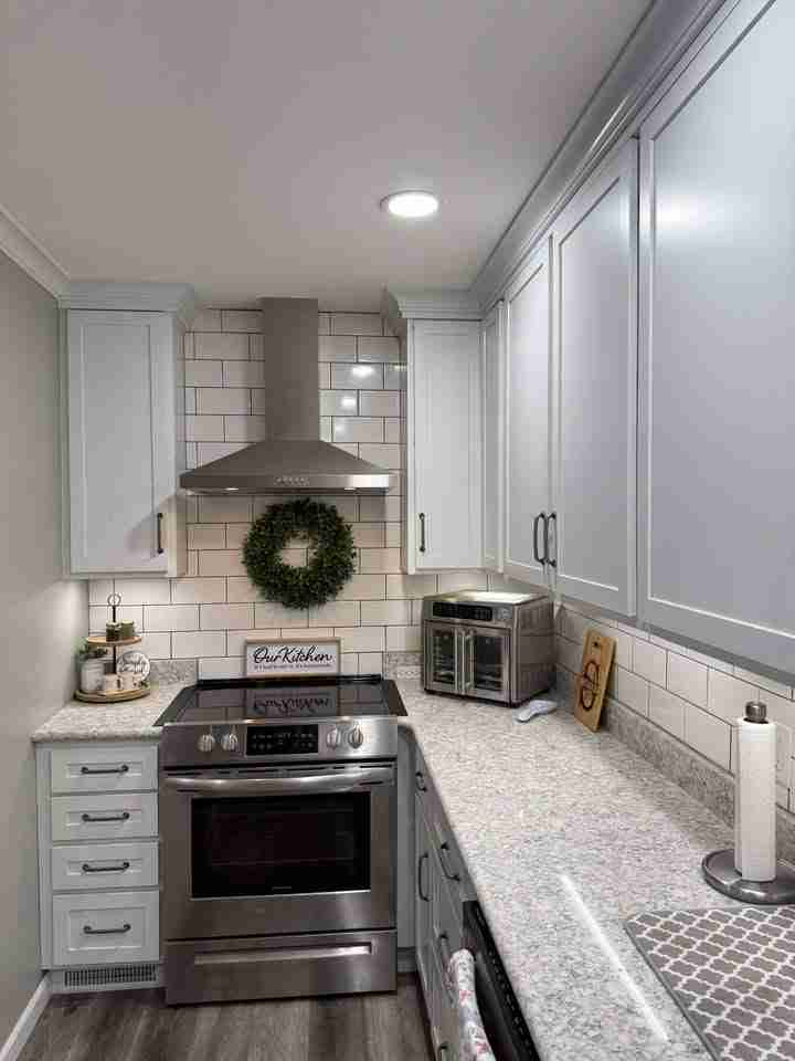 KraftMaid Lyndale maple cabinetry in Dove White with classic 5-piece drawer fronts, paired beautifully with Viatera Everest quartz countertops