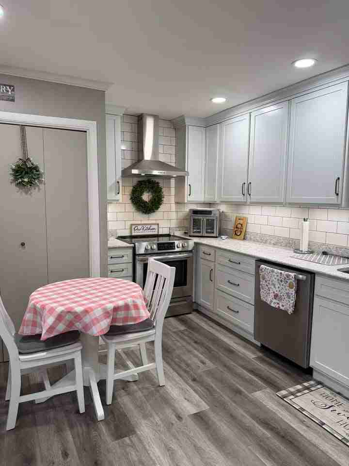 KraftMaid Lyndale maple cabinetry in Dove White with classic 5-piece drawer fronts, paired beautifully with Viatera Everest quartz countertops
