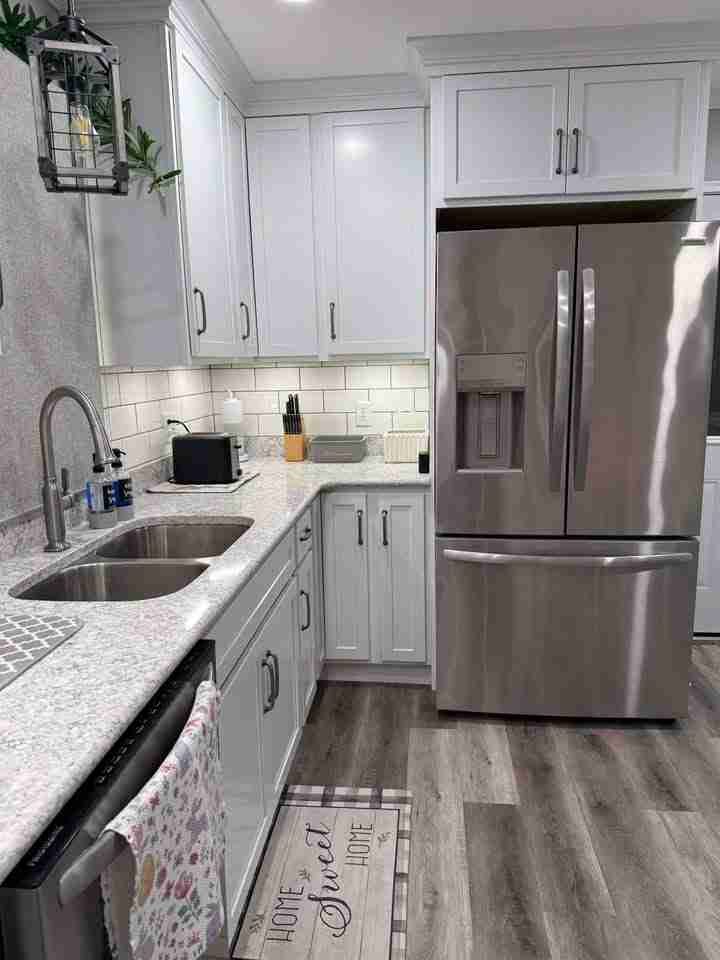 KraftMaid Lyndale maple cabinetry in Dove White with classic 5-piece drawer fronts, paired beautifully with Viatera Everest quartz countertops